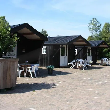 Kampeerhut Met Gedeeld Sanitair