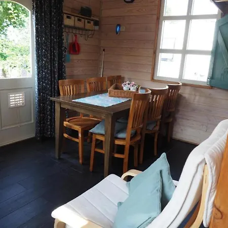 Kampeerhut Met Gedeeld Sanitair