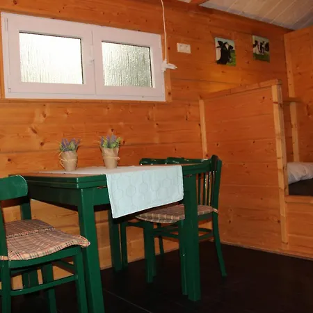 Kampeerhut Met Gedeeld Sanitair