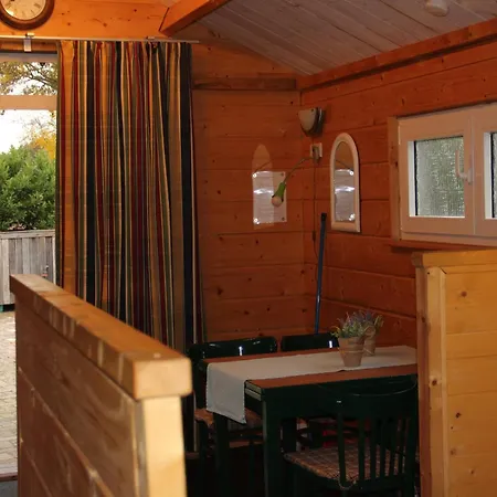 Kampeerhut Met Gedeeld Sanitair Camping