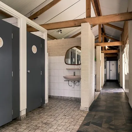 Kampeerhut Met Gedeeld Sanitair Campsite