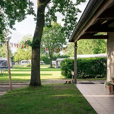 Kampeerhut Met Gedeeld Sanitair Camping