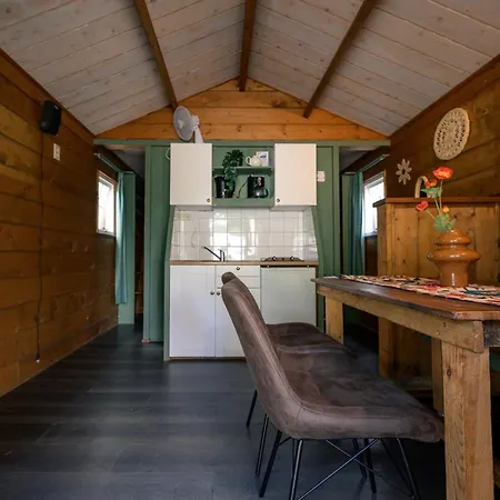 Kampeerhut Met Gedeeld Sanitair *