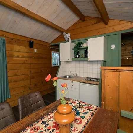 Kampeerhut Met Gedeeld Sanitair Camping
