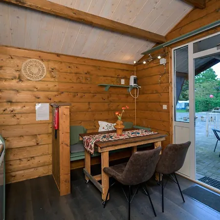 Kampeerhut Met Gedeeld Sanitair Wintelre