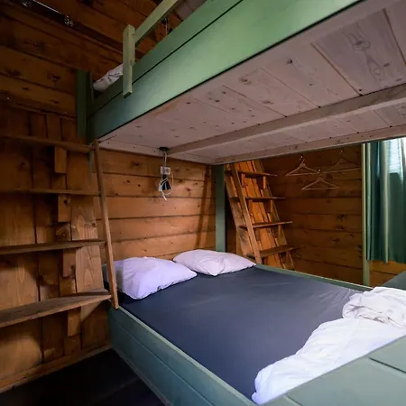 Kampeerhut Met Gedeeld Sanitair