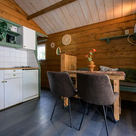 Camping Kampeerhut Met Gedeeld Sanitair *