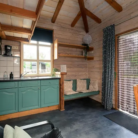 Kampeerhut Met Gedeeld Sanitair Camping