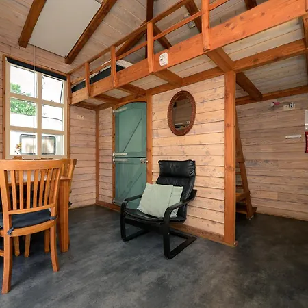 Kampeerhut Met Gedeeld Sanitair *