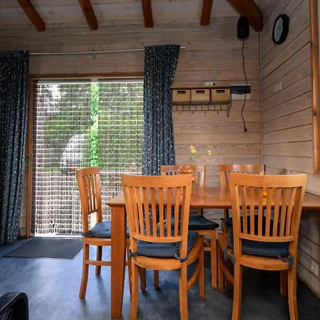 Kampeerhut Met Gedeeld Sanitair Camping
