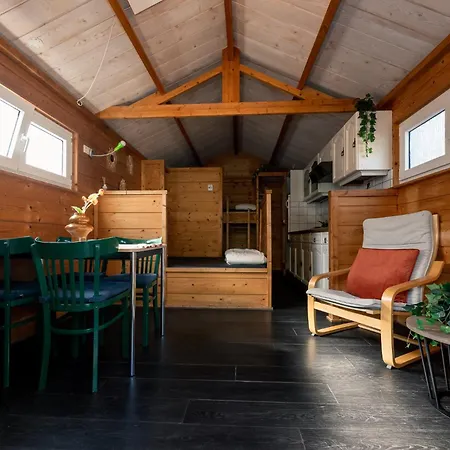 Kampeerhut Met Gedeeld Sanitair