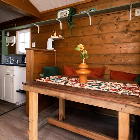Kampeerhut Met Gedeeld Sanitair