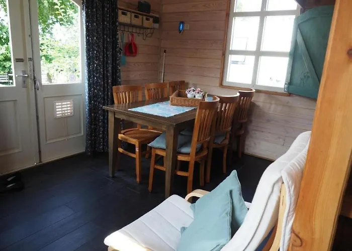 Kampeerhut Met Gedeeld Sanitair