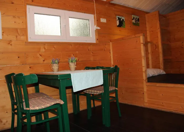 Kampeerhut Met Gedeeld Sanitair